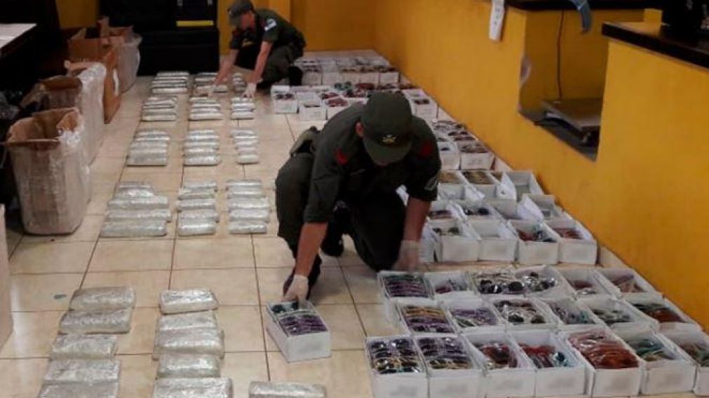Arrestaron a un sujeto que trató de enviar por encomienda tres bultos con droga.