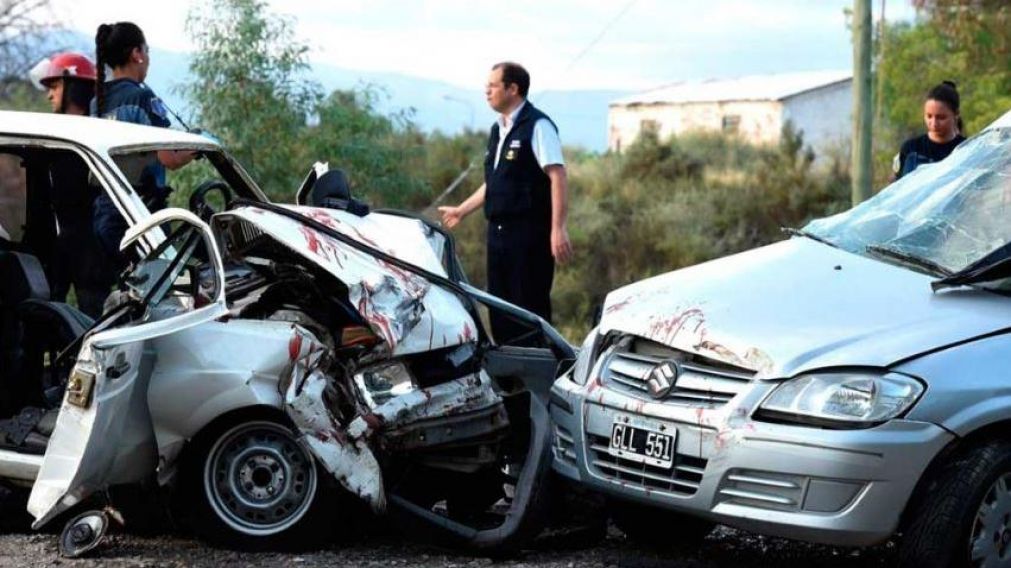 Los autos quedaron destruidos tras el choque frontal en Ruta 40, a la altura de Las Heras (Gentileza MZD Online)