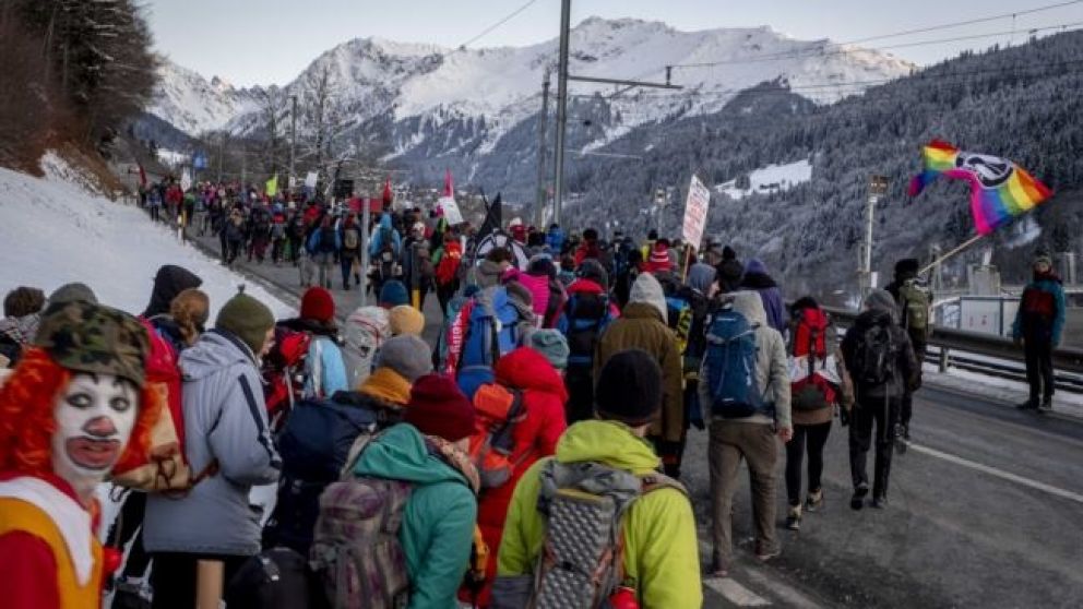 Centenares de activistas contra el cambio climático marcharon rumbo a Davos.