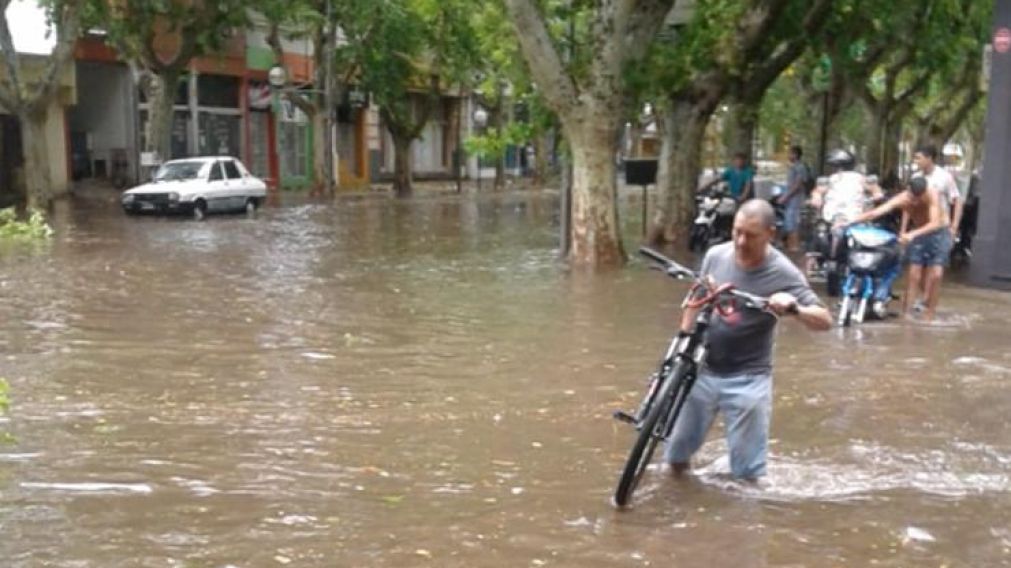 El agua cubrió las principales calles de la ciudad.