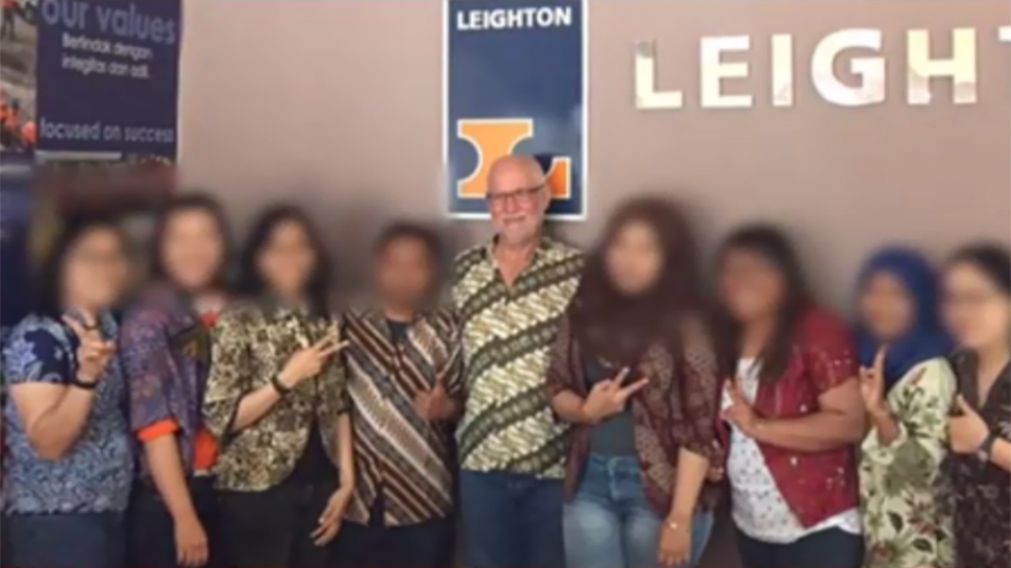 En el centro de la imagen, Terrence Bulmer el turista australiano apu�alado por un ladr�n en Recoleta, que sigue muy grave. (Cr�nica)