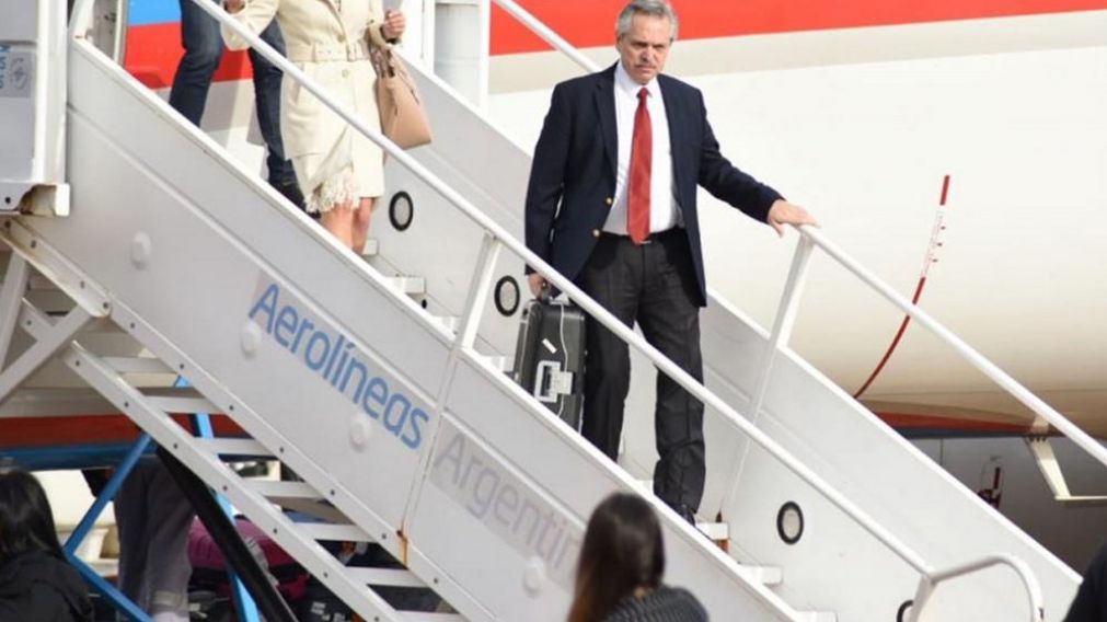 Fernández viaja desde el aeropuerto internacional de Ezeiza.