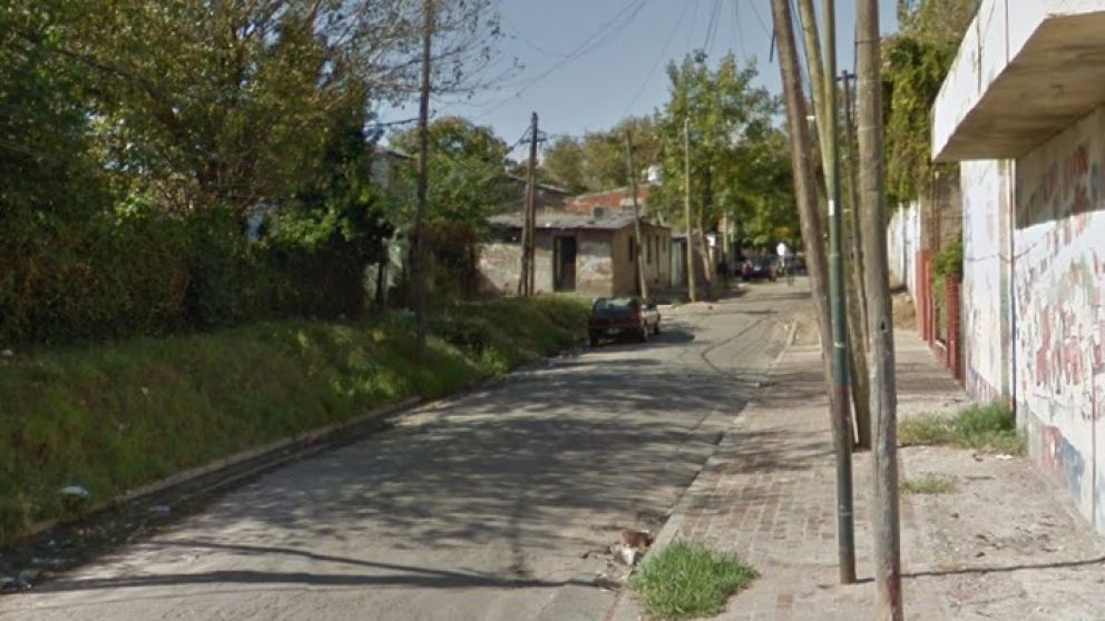 Mario Alberto Retamar fue agredido a disparos en este acceso a la famosa villa La Cava, en B�ccar.