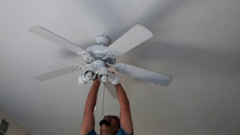 Murió electrocutado al recibir "patada" de un ventilador. (Imagen ilustrativa)