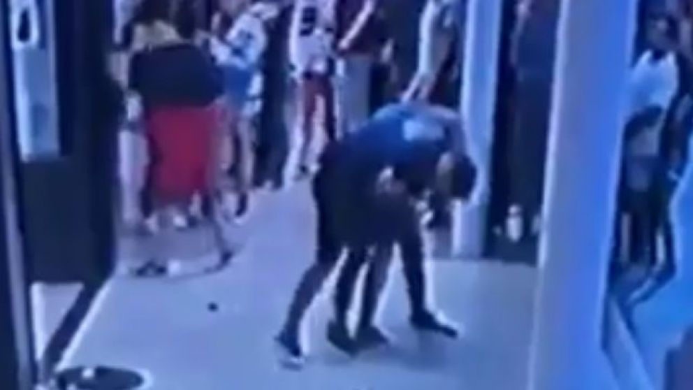 Así atacó el hombre al joven mozo. (Captura de video)