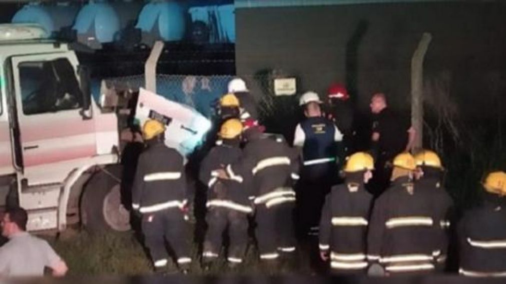 Bomberos trabajaban en el lugar del choque, en jurisdicci�n de Esperanza, Santa Fe.