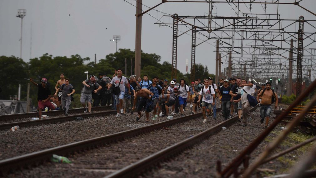 Corridas y piedrazos entre los pasajeros que querían viajar y aquellos que cortaron la vía.