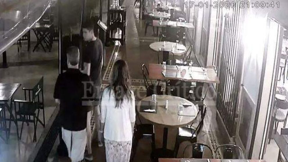 Las imágenes muestran a Pablo cenando con su familia (Enlace Crítico).