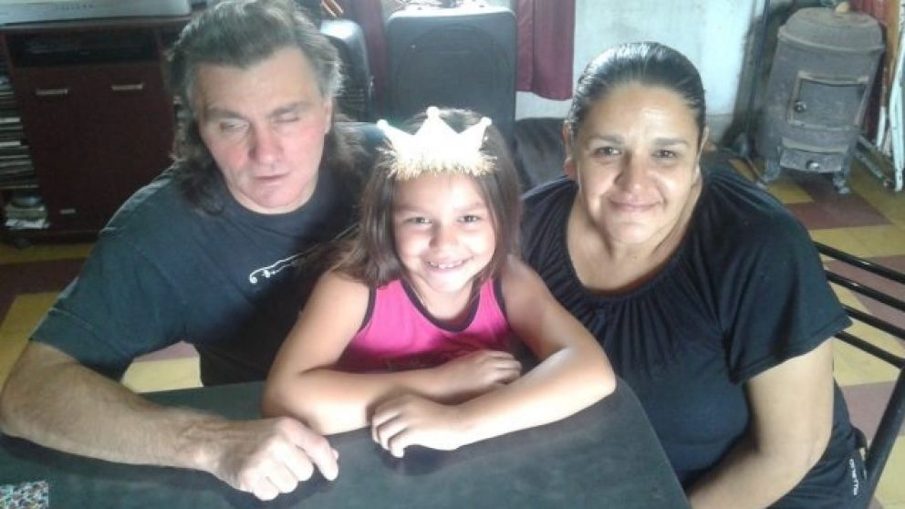 Javier, junto a su esposa Alejandra y su hija Azul.