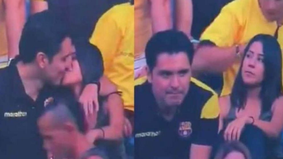 Los jóvenes se estaban besando en medio del partidos cuando fueron escrachados (Captura). .