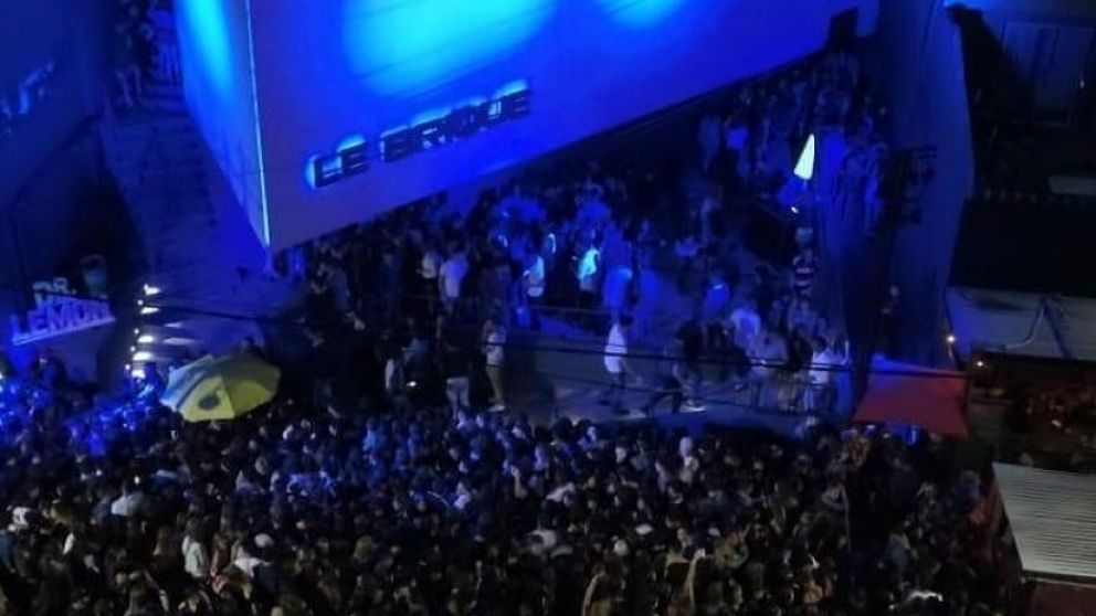 El crimen ocurrió fuera del boliche Le Brique.
