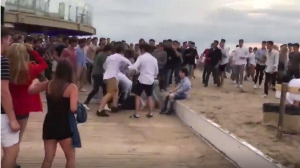 Una escena de la pelea que se registró el jueves en Playa Grande.