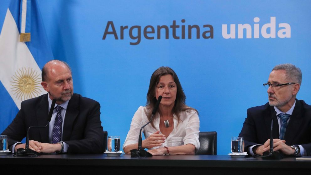 La ministra de Seguridad, Sabina Frederic, junto al gobernador de Santa Fe, Omar Perotti, y el ministro de Seguridad provincial, Marcelo Saín.