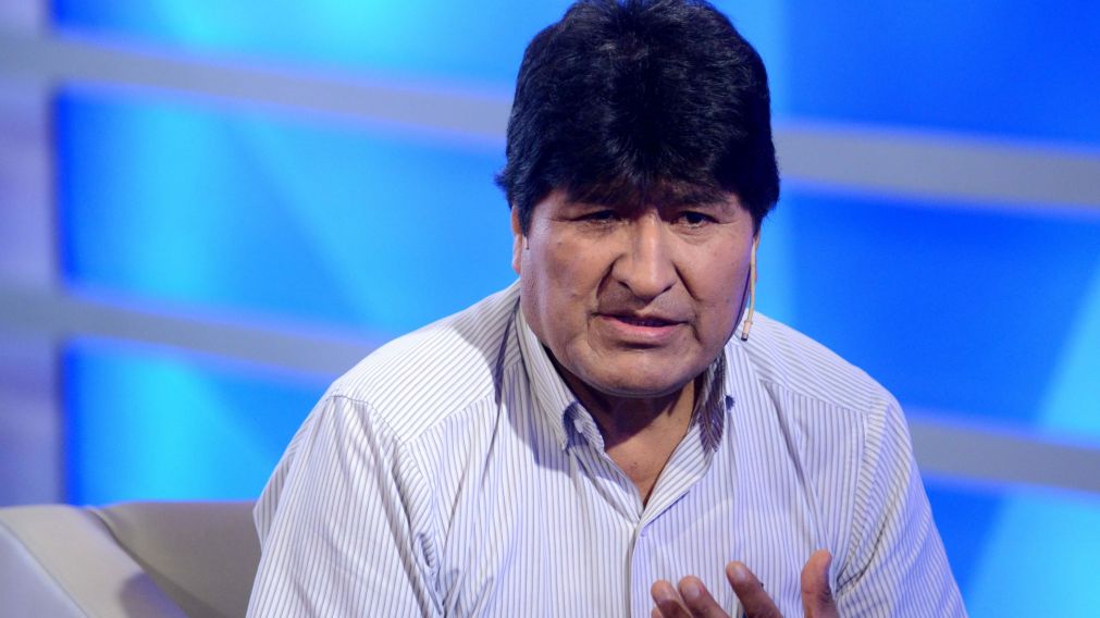 La estatua del ex presidente Morales es retirada de un polideportivo de Cochabamba.