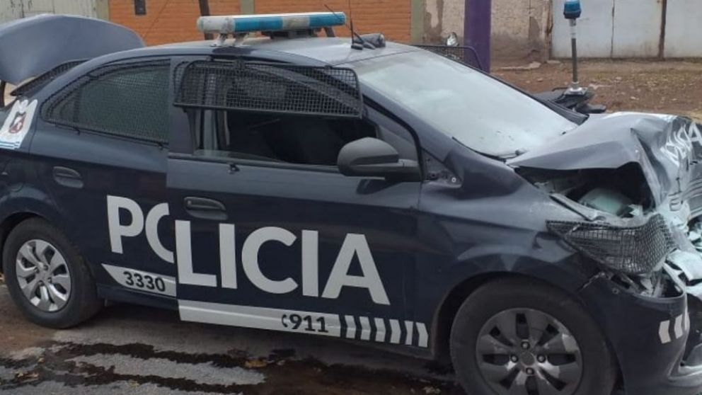 El nene chocó a un patrullero y a una moto.