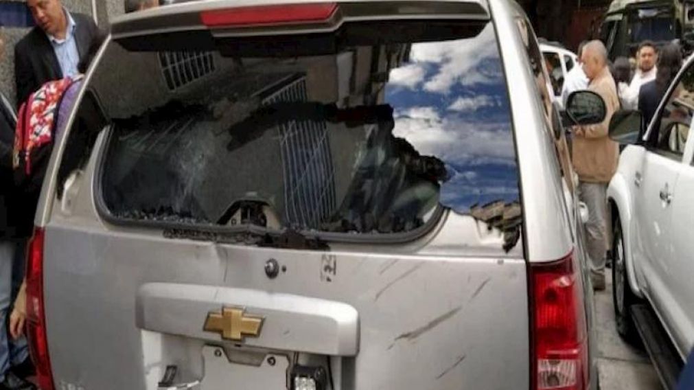 Así quedó el auto atacado en las calles de Venezuela.