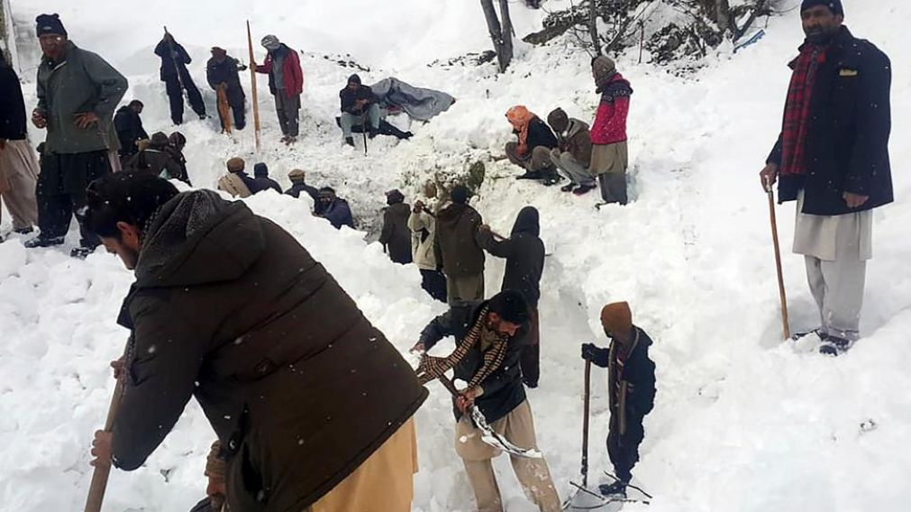 Ciudadanos trabajando para quitar nieve de los caminos.