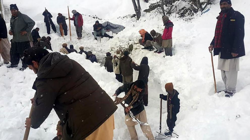 Ciudadanos trabajando para quitar nieve de los caminos.