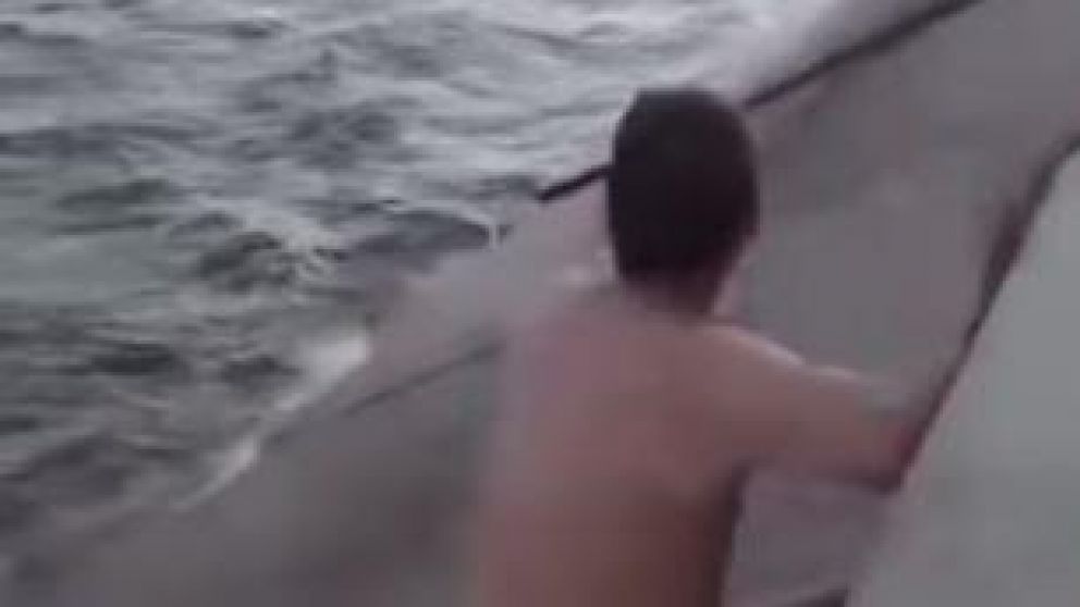 El hombre se tiró al agua en el sector más inseguro conocido como "La Rotonda" (captura video).