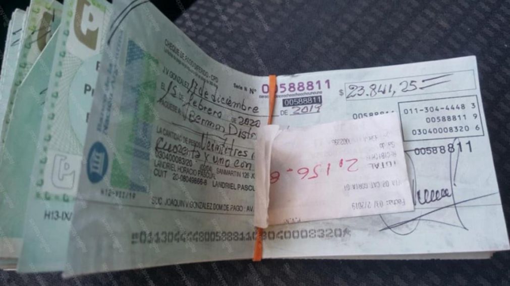 Los cheques que Luis regresó a sus dueños (gentileza Rafaela Noticias).