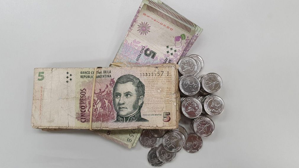 Preocupación por la falta de monedas de cinco pesos.