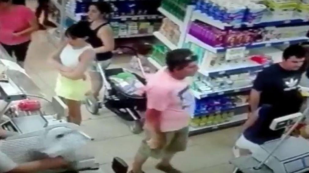 Las imágenes capturadas por las cámaras de seguridad generaron indignación (captura video).