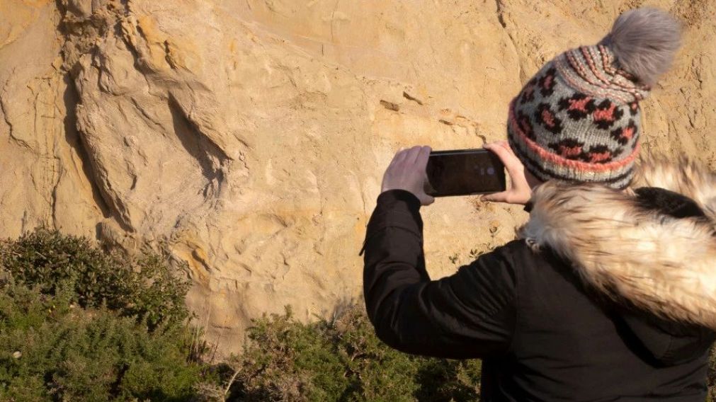 La piedra misteriosa fue encontrada por una caminante.