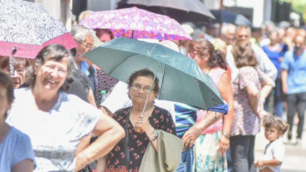 El caluroso día de cobro del primer bono.