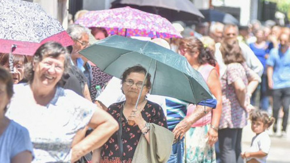 El caluroso día de cobro del primer bono.
