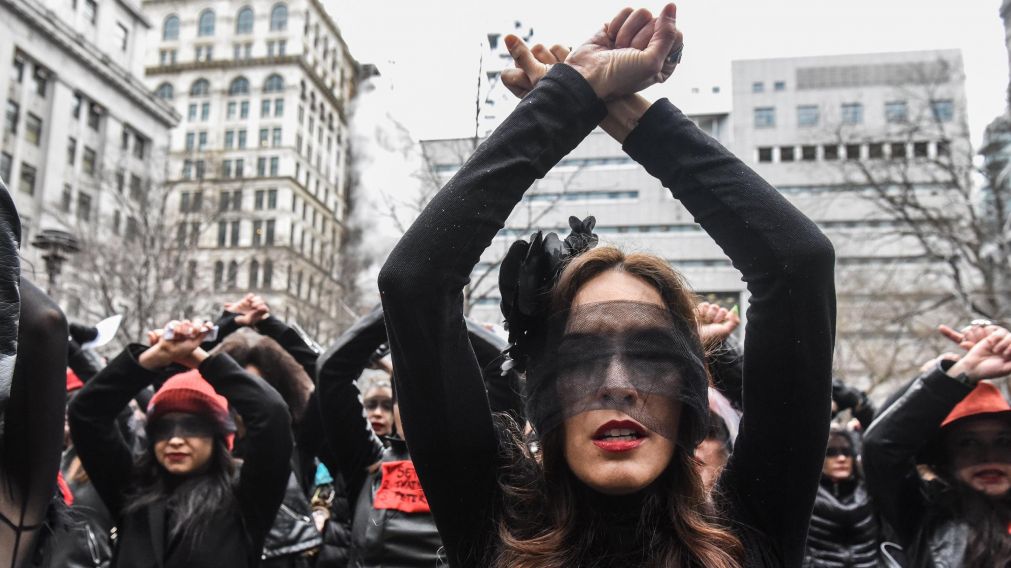 "Un violador en tu camino" en Nueva York contra Harvey Weistein.