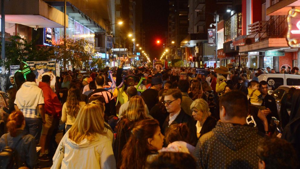 Rivadavia se hizo peatonal y por la noche está colmada de turistas. (Diario Crónica/Pablo Villán)