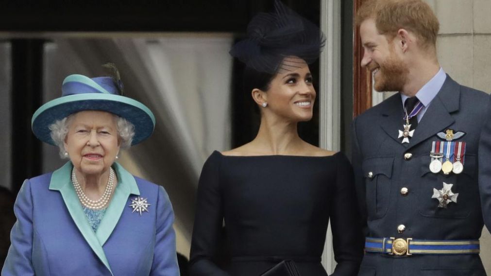 La reina Isabel II junto a Meghan y Harry.
