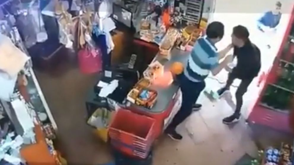 El episodio ocurrió este lunes por la mañana en su supermercado chino de La Plata