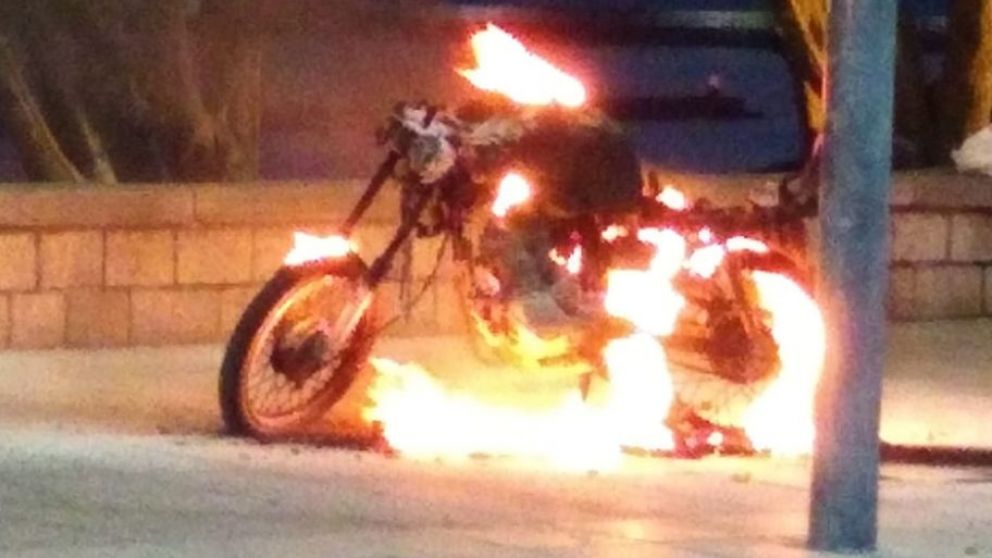 El momento en que la moto se estaba prendiendo fuego.