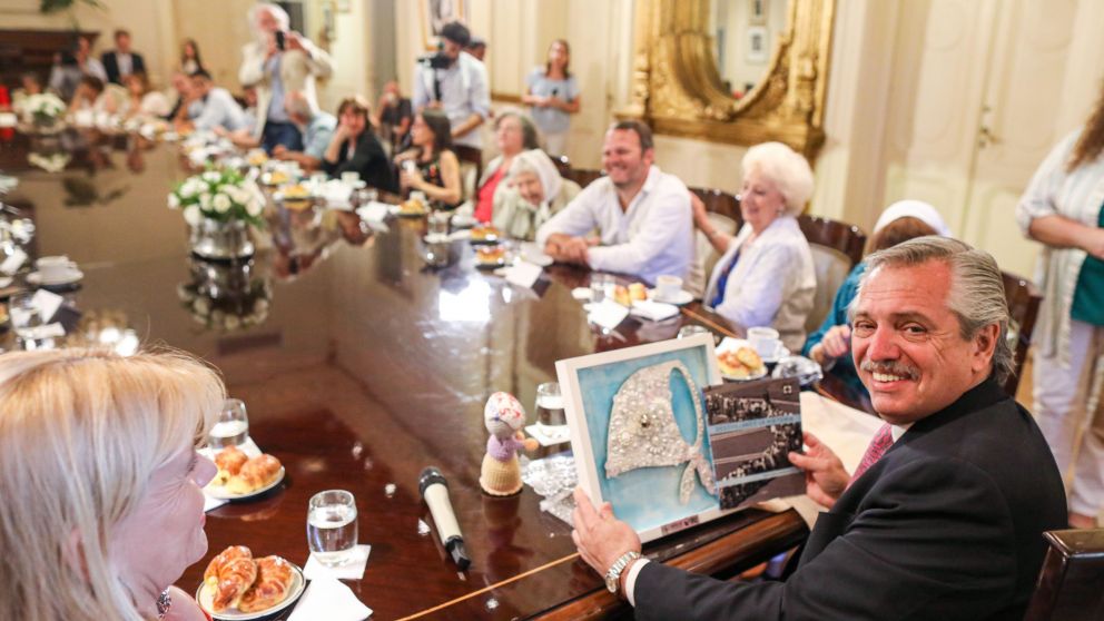 Alberto junto a representantes de DDHH en Casa Rosada