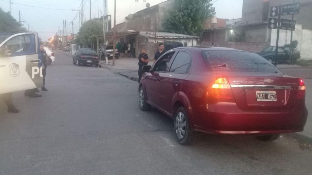 El auto Chevrolet en que uno de los delincuentes terminó muerto.