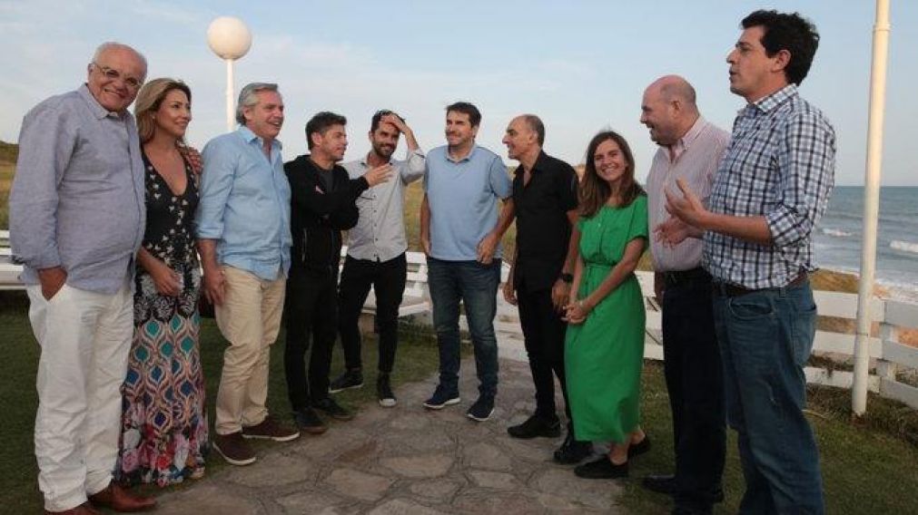 El mandatario cumpli� labores presidenciales junto a referentes del teatro. (Twitter / @alferdez).