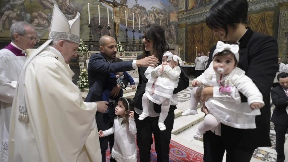 El pontífice encabezó la ceremonia bautismal en el Vaticano, junto a más de 30 familias.