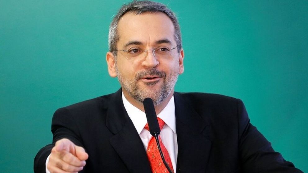 El ministro de Educación de Brasil y un twitt con muchos errores de ortografía.