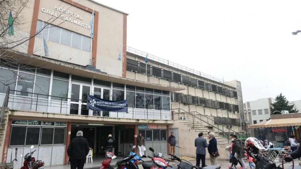 La mujer reclama que en el hospital no le dan de comer a su marido internado.