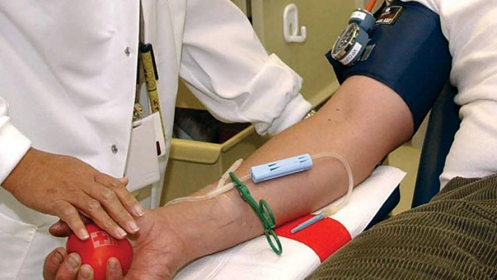 Un joven no pudo donar sangre porque era gay.