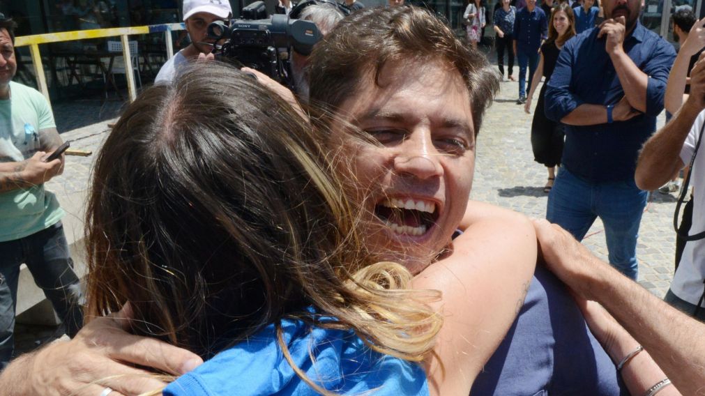 Kicillof llegó a Mar del Plata y salió a saludar a la gente en la costanera. (Diario Crónica/Pablo Villán)