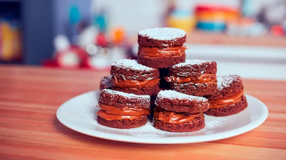 Receta para hacer unos alfajores de brownie con dulce de leche, con pasos simples y pocos ingredientes.