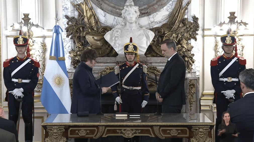 Javier Milei le tomó juramento a Manuel Adorni como jefe de Gabinete (Captura).