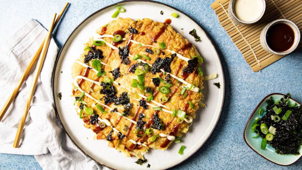 Crujiente por fuera y tierna por dentro, el Okonomiyaki es una de las joyas más deliciosas y sencillas de la gastronomía japonesa.