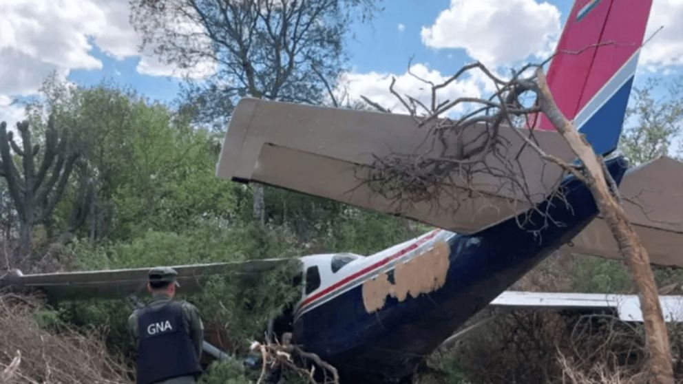 Cayó una avioneta con 130 kilos de cocaína en Salta: los ocupantes fueron rescatados y huyeron de la zona.