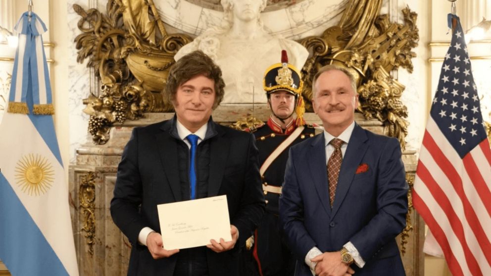 Javier Milei y el nuevo embajador de los Estados Unidos, Peter Lamelas, en Casa Rosada.