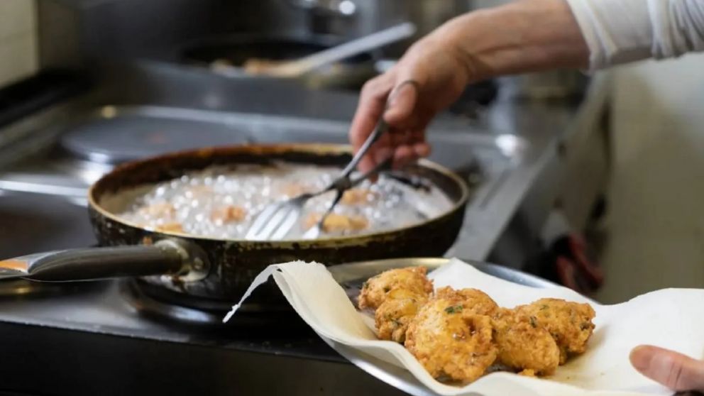 Basta de olor a fritura: tres trucos de restaurante que limpiarán tu casa por completo