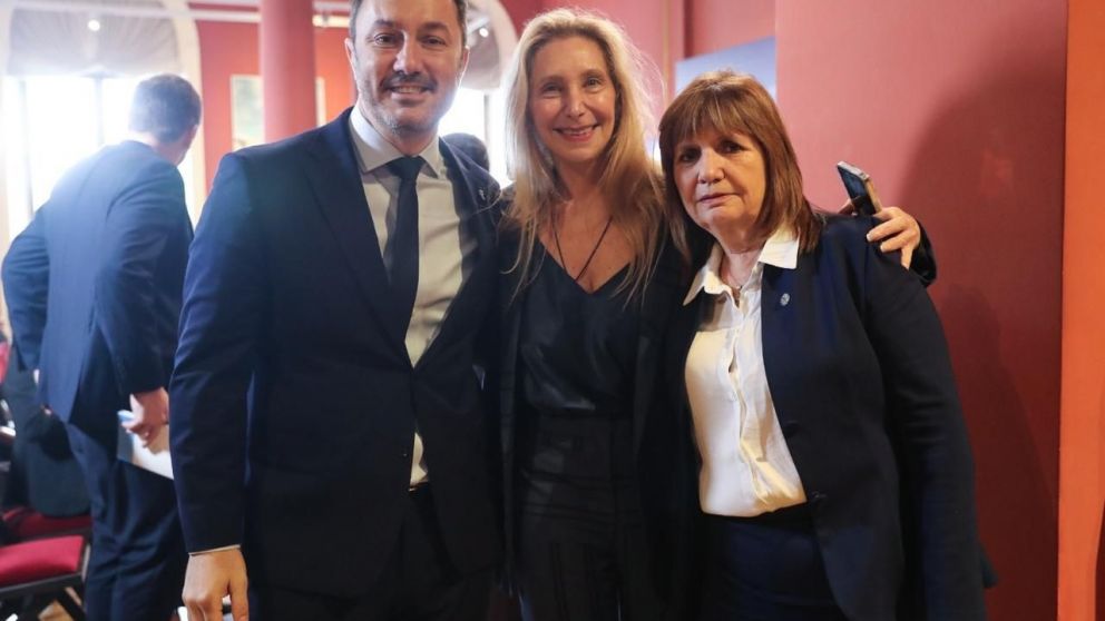 Karina Milei encabezó la cumbre con diputados y senadores de La Libertad Avanza en la Casa Rosada.