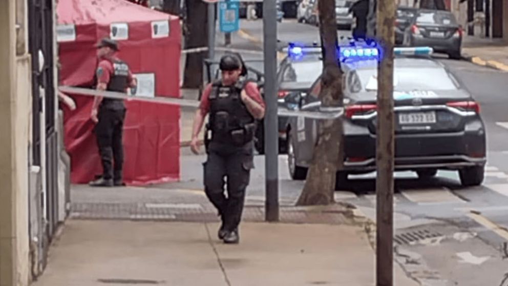 Salidera fatal: un policía retirado se enfrentó a tiros con dos delincuentes en una financiera y abatió a uno de ellos.